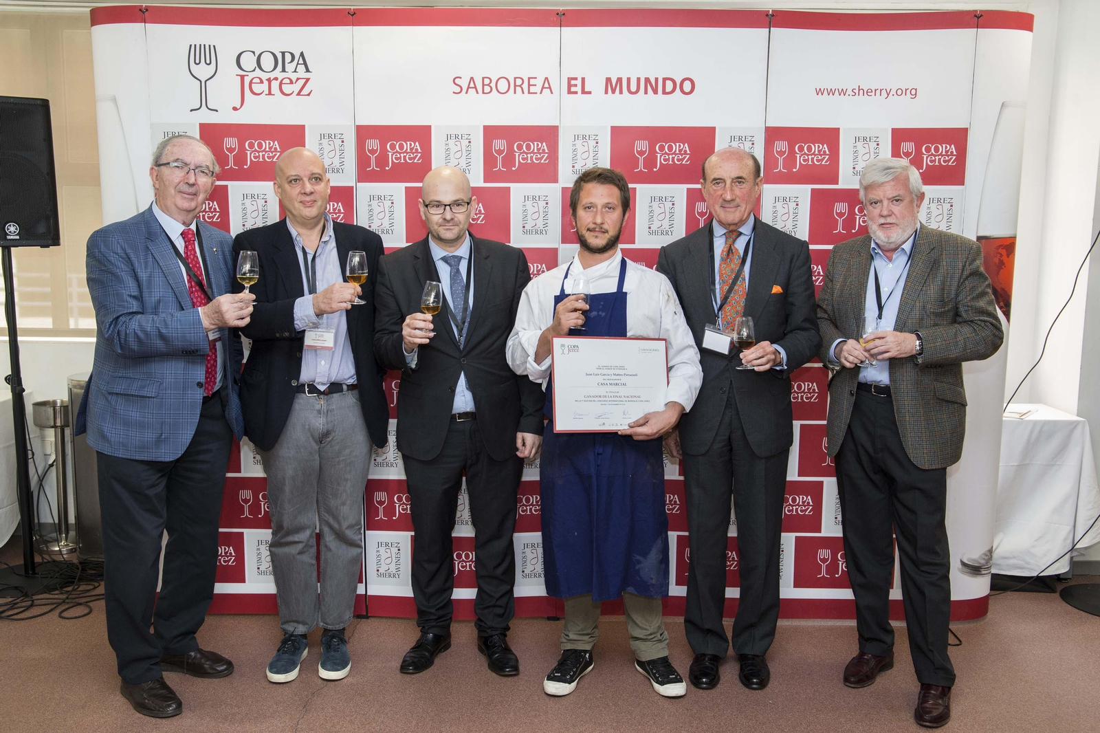 El chef y el sumiller del restaurante asturiano, ayer tras su victoria en la final nacional con los miembros del jurado.
