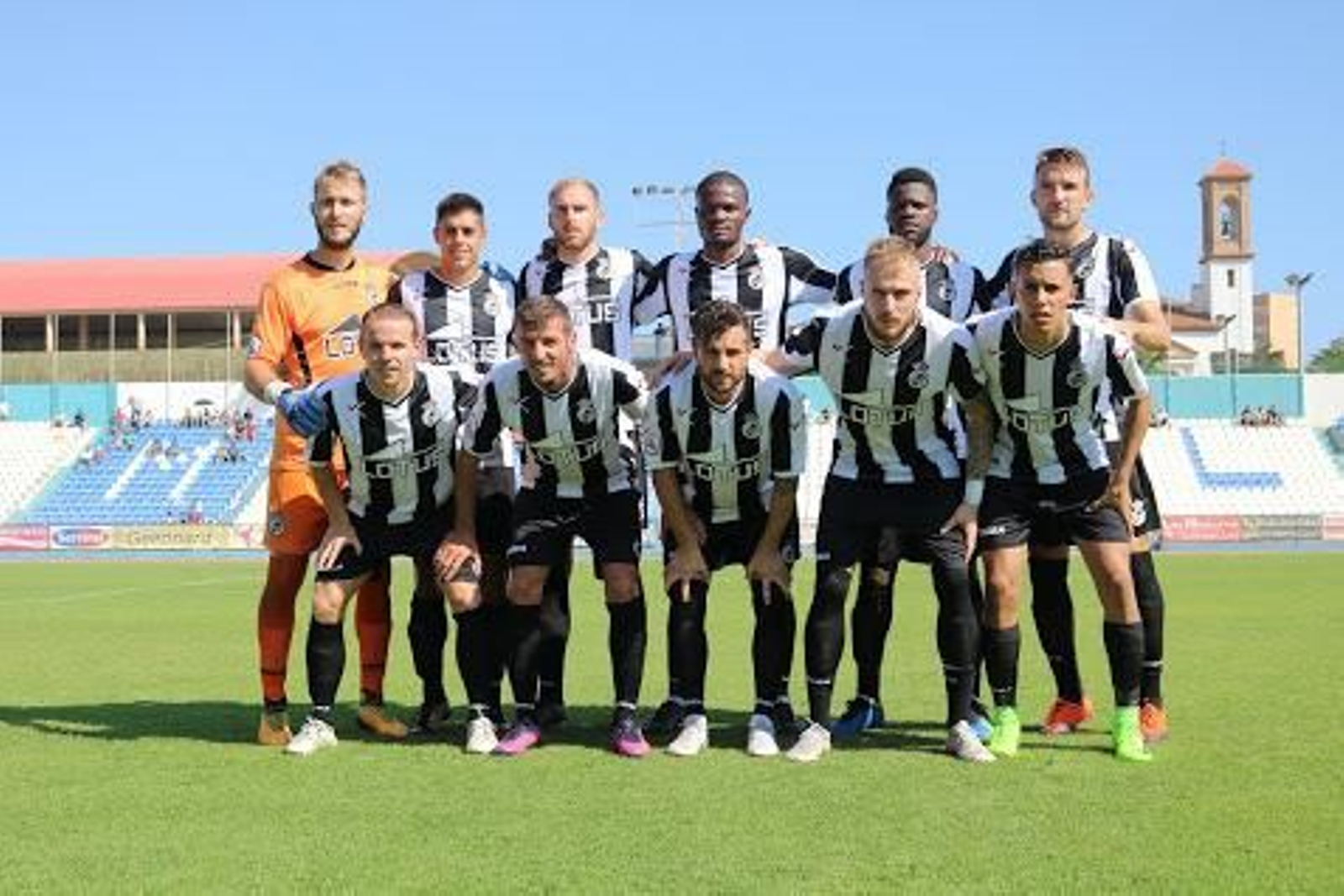 Formación inicial de la Real Balompédica Linense hoy en el Álvarez Claro