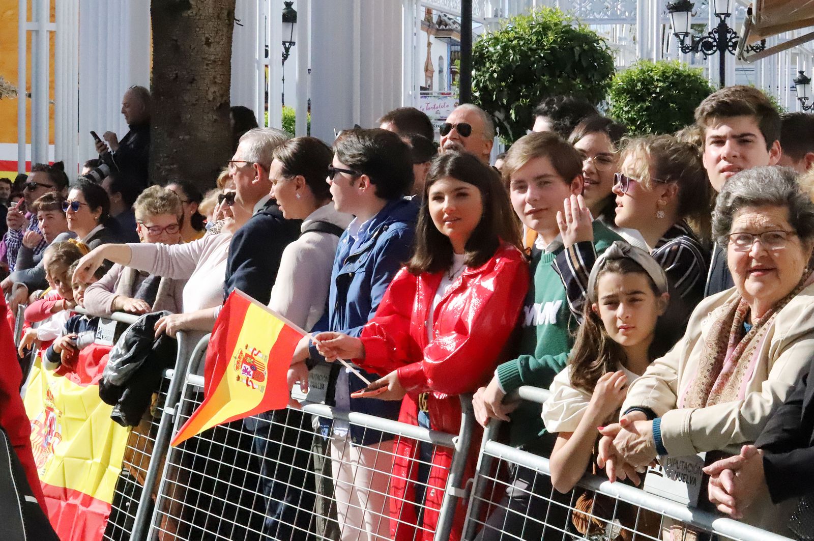 Imágenes de Don Felipe y Doña Letizia arropados por el cariño de los almonteños