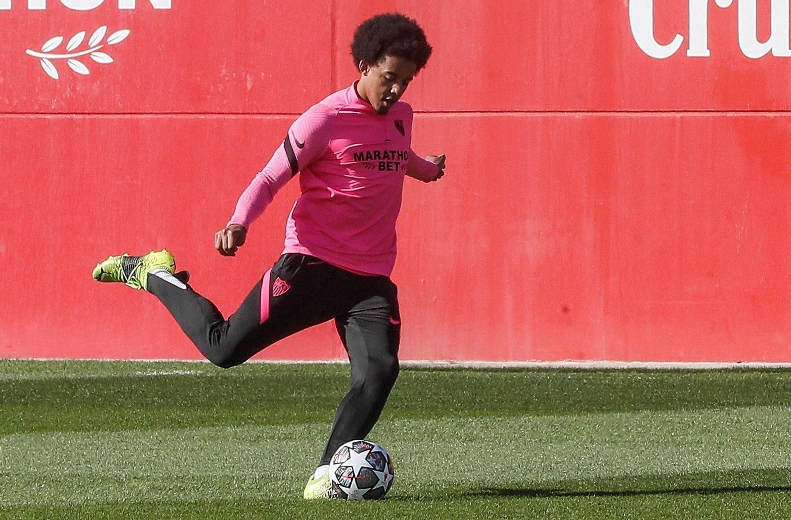 Koundé golpea el balón con su pierna derecha en un entrenamiento.