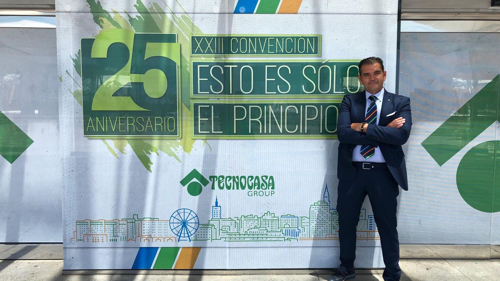 José Ramón González posa junto una cartela de la convención en el Palacio de Ferias.