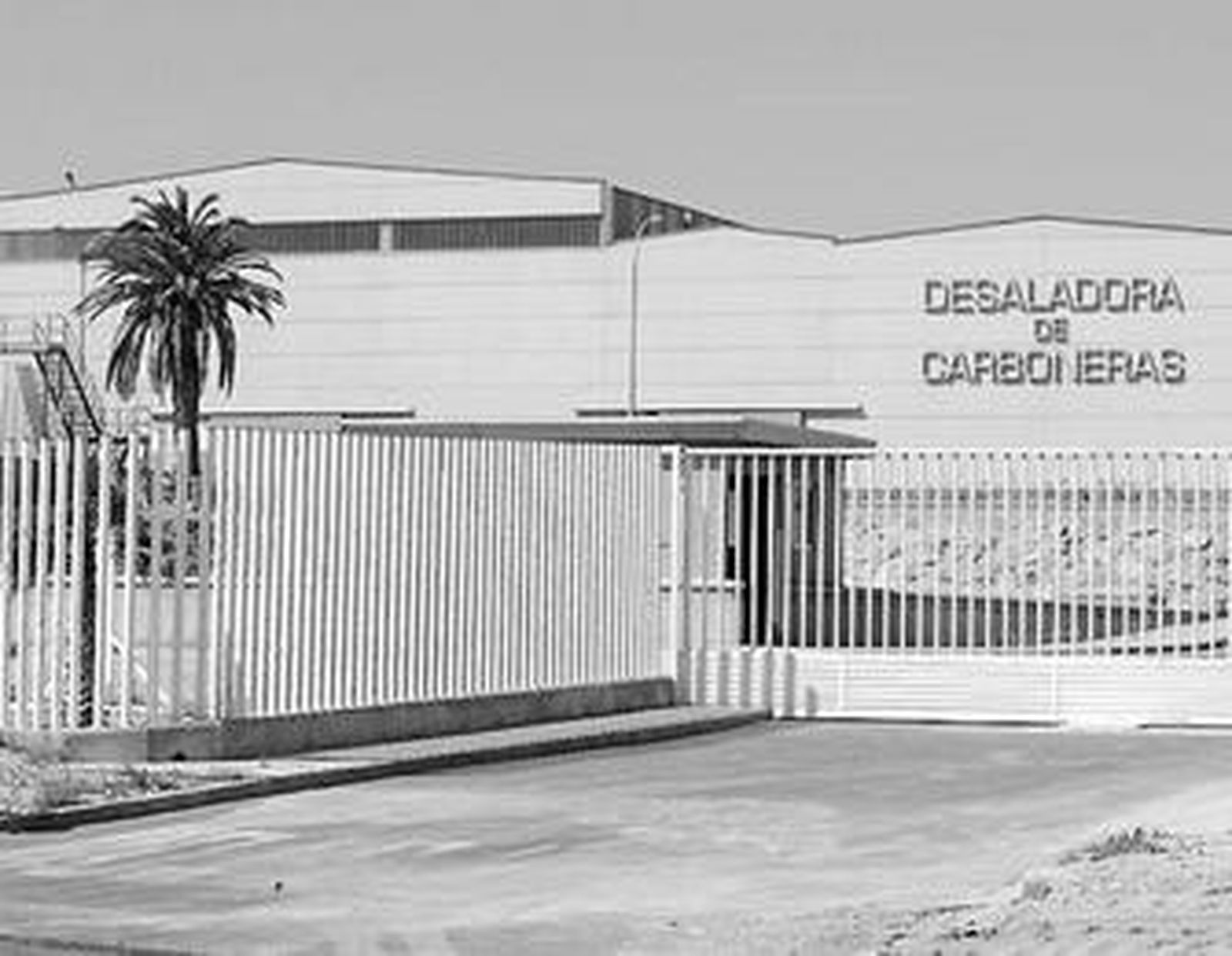 Panorámica de la desaladora de Carboneras.