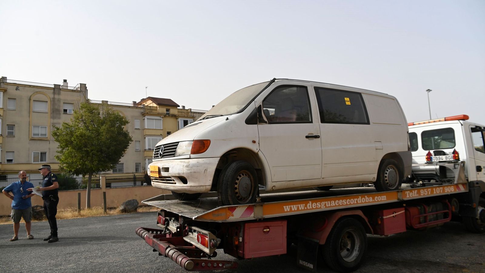 La grúa se lleva una furgoneta.