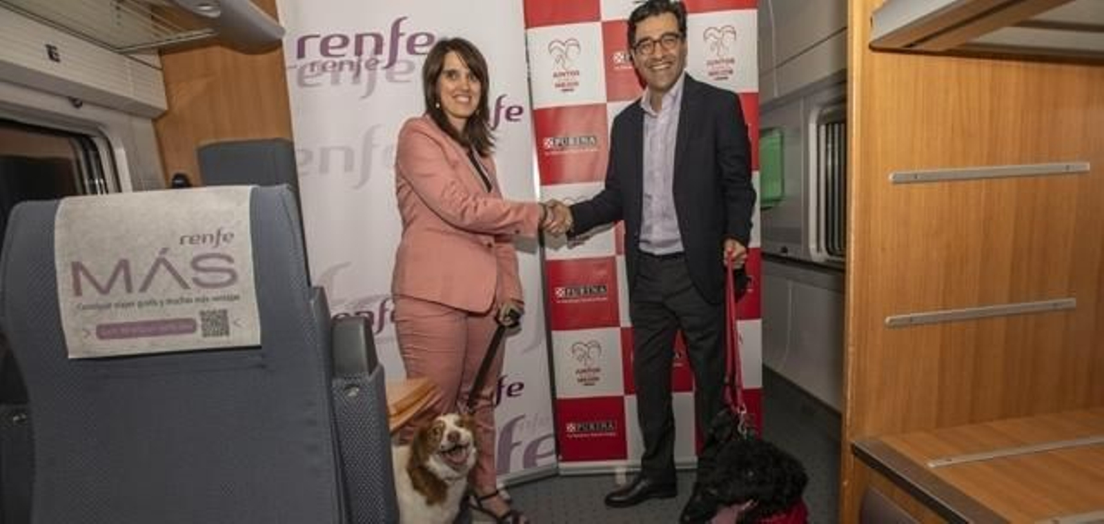 Mark El-Khoury, director general de Nestlé Purina España, y Sonia Araujo, directora general de Renfe Viajeros en un tren en Atocha.