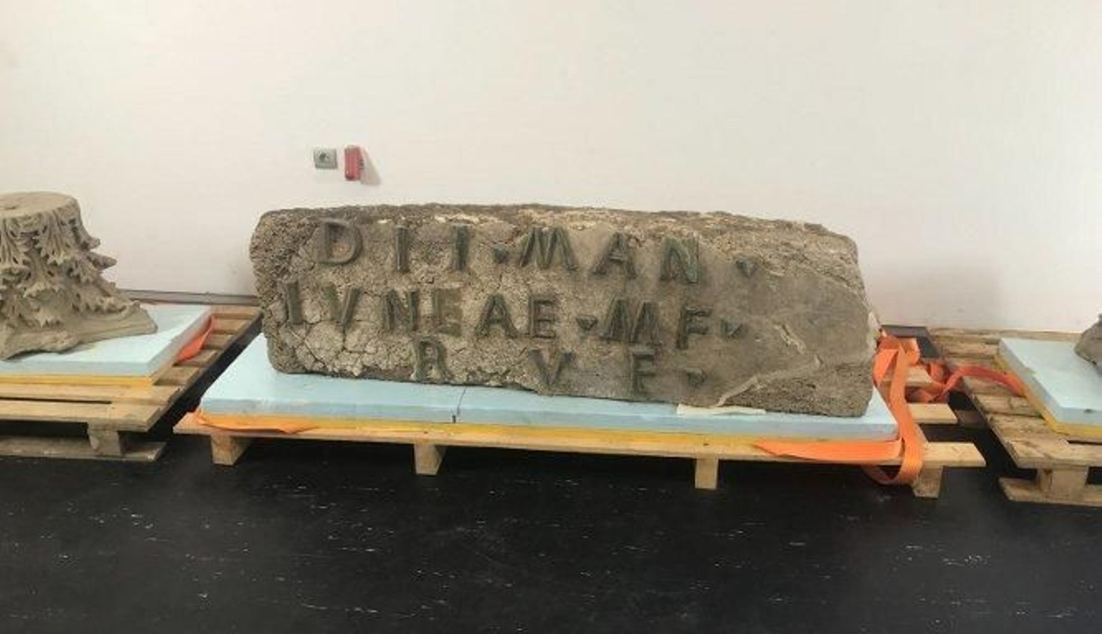 Inscripción funeraria localizada en Baelo Claudia.