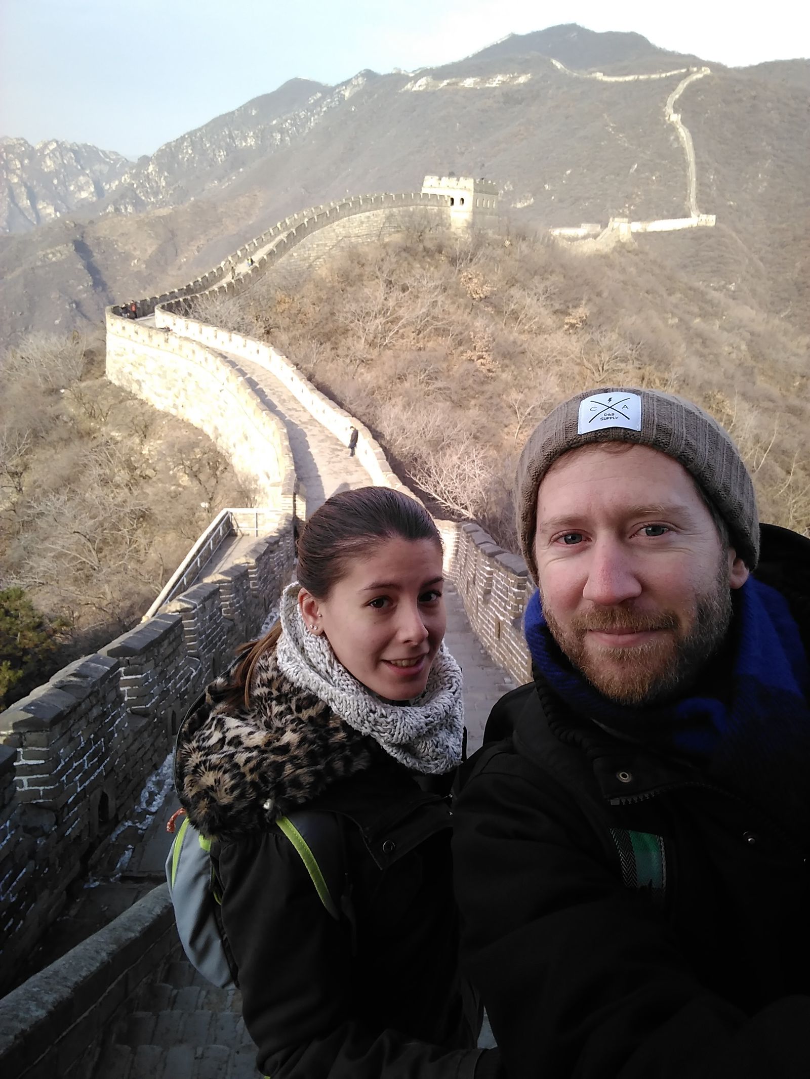La pareja, con la Gran Muralla China de fondo.