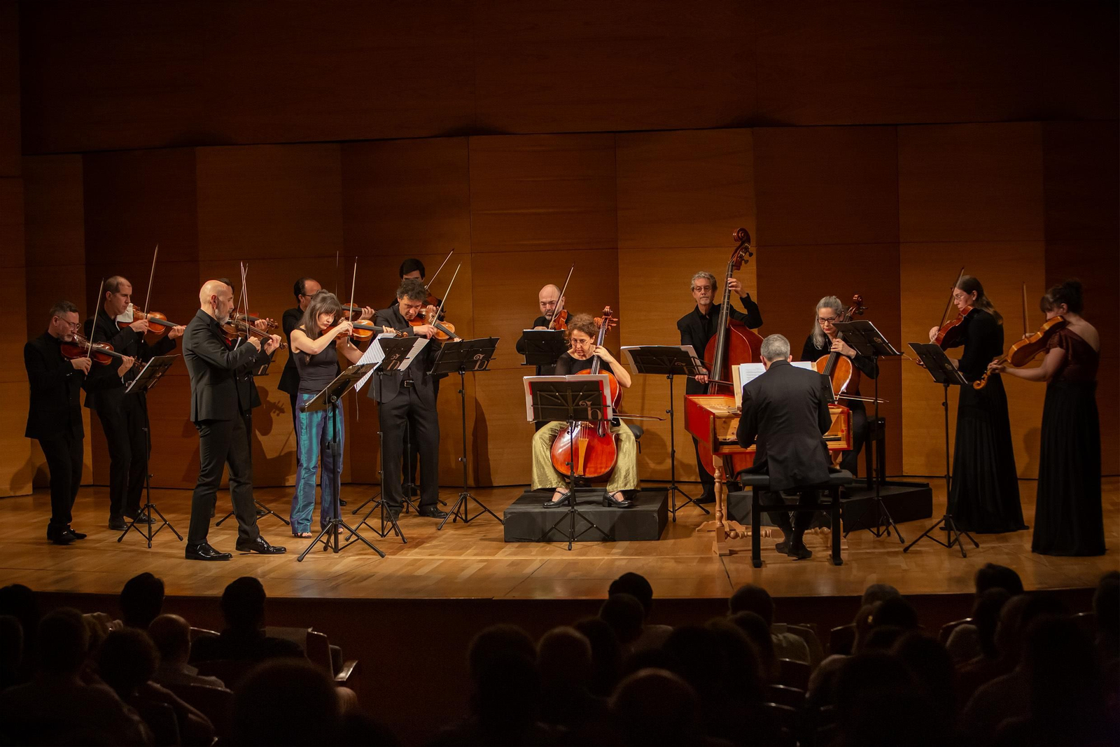 La Orquesta Barroca de Sevilla luchando con el calor.