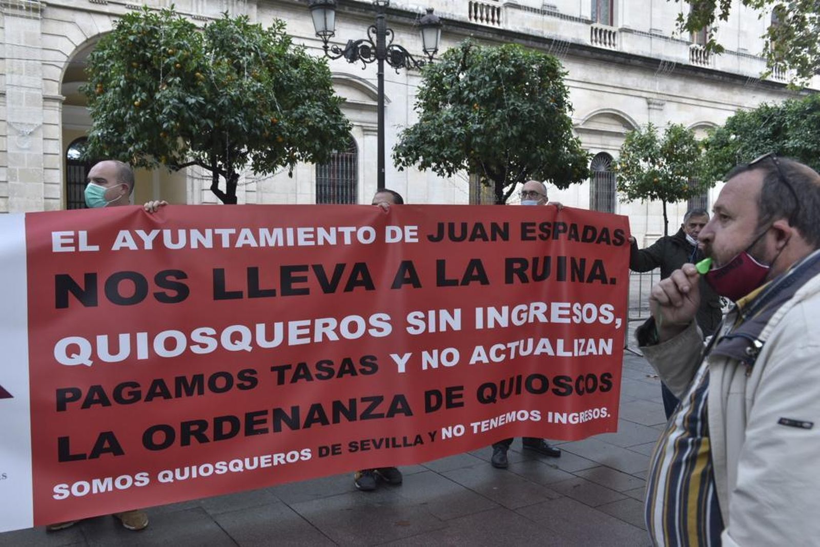 Protestas de los quiosqueros ante las puertas de la Casa Consistorial.