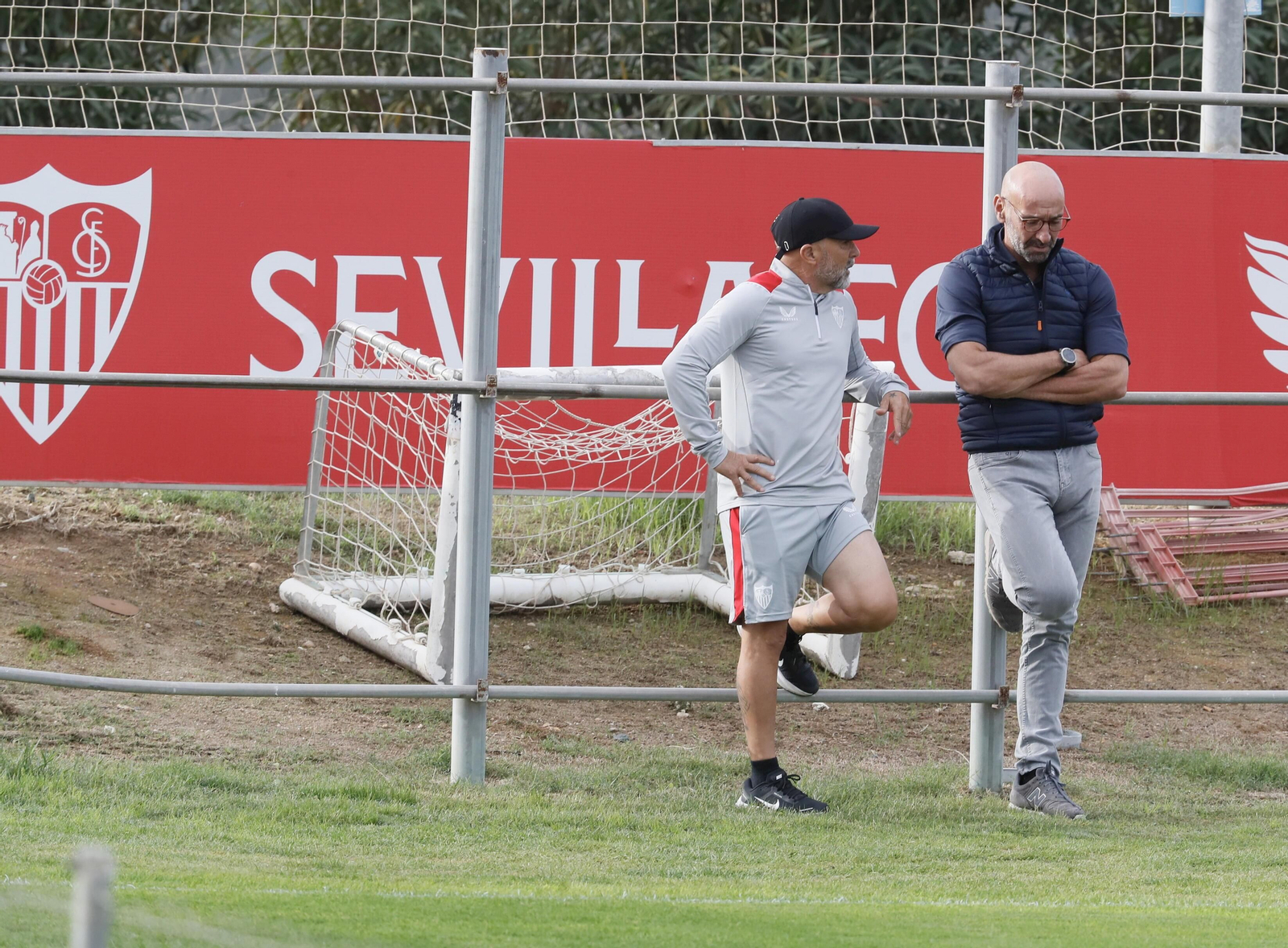 Sampaoli y Monchi, con gestos preocupados, en la ciudad deportiva del Sevilla.
