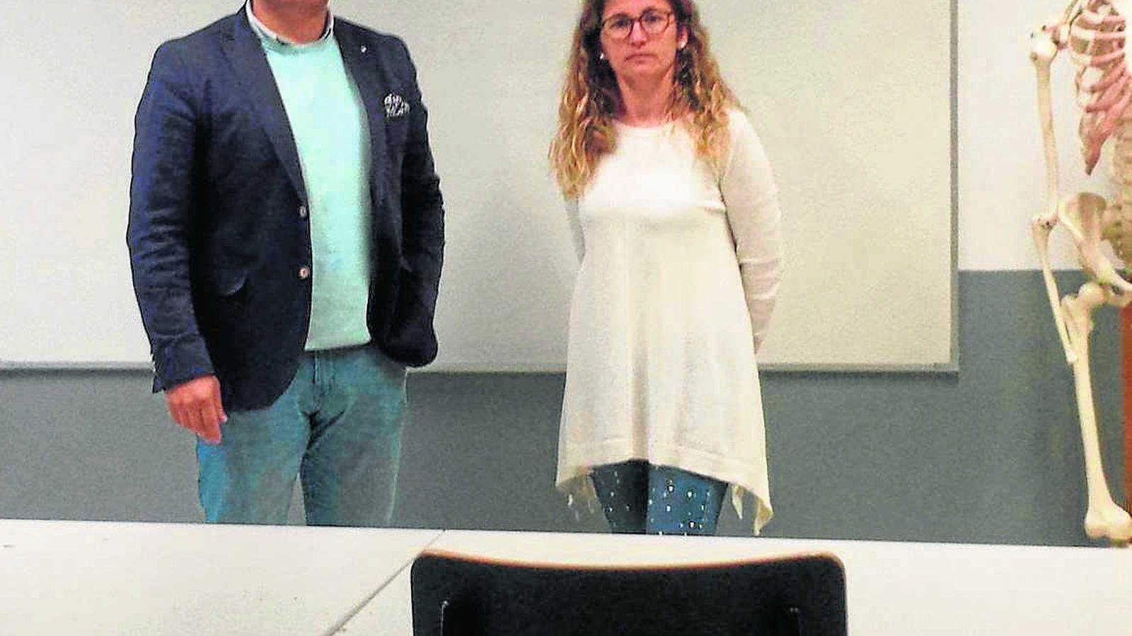 Vítor Junqueira  e Isabel Agostinho, director y docente del centro Agrupamento de Ecolas de Vila Real de Santo António.