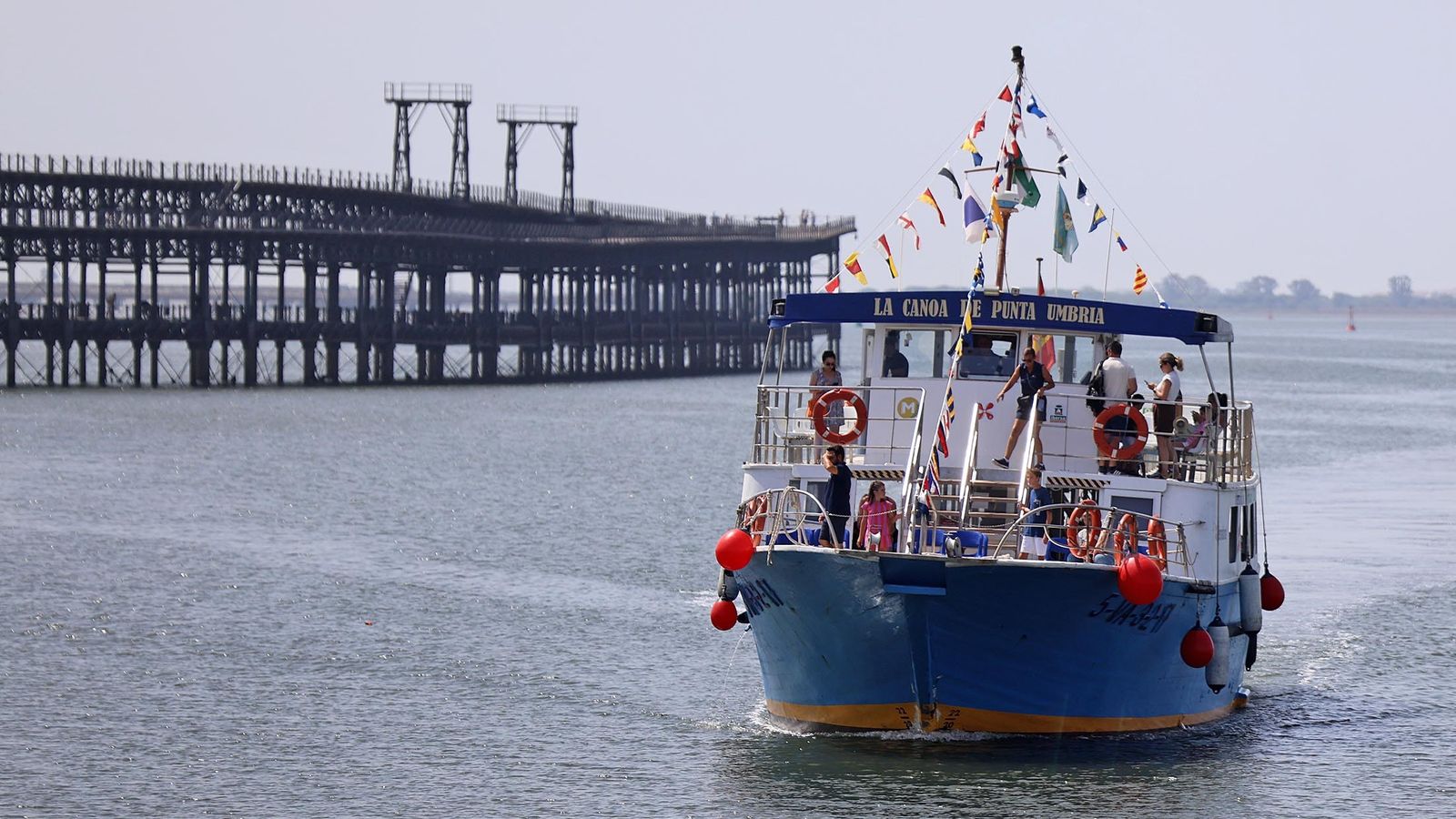 La Canoa que va desde Huelva a Punta Umbría.