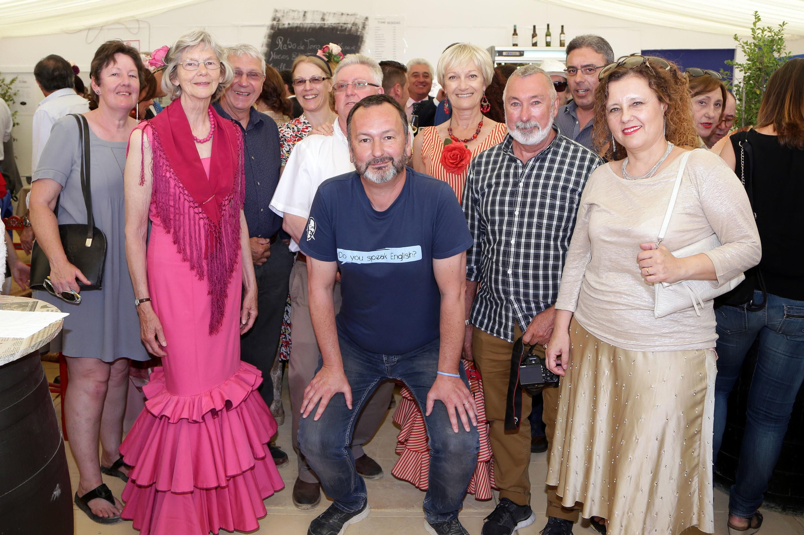 Miembros del club de conversación solidario de Mister John posan para la foto durante su visita ayer a la caseta de Diario de Jerez.