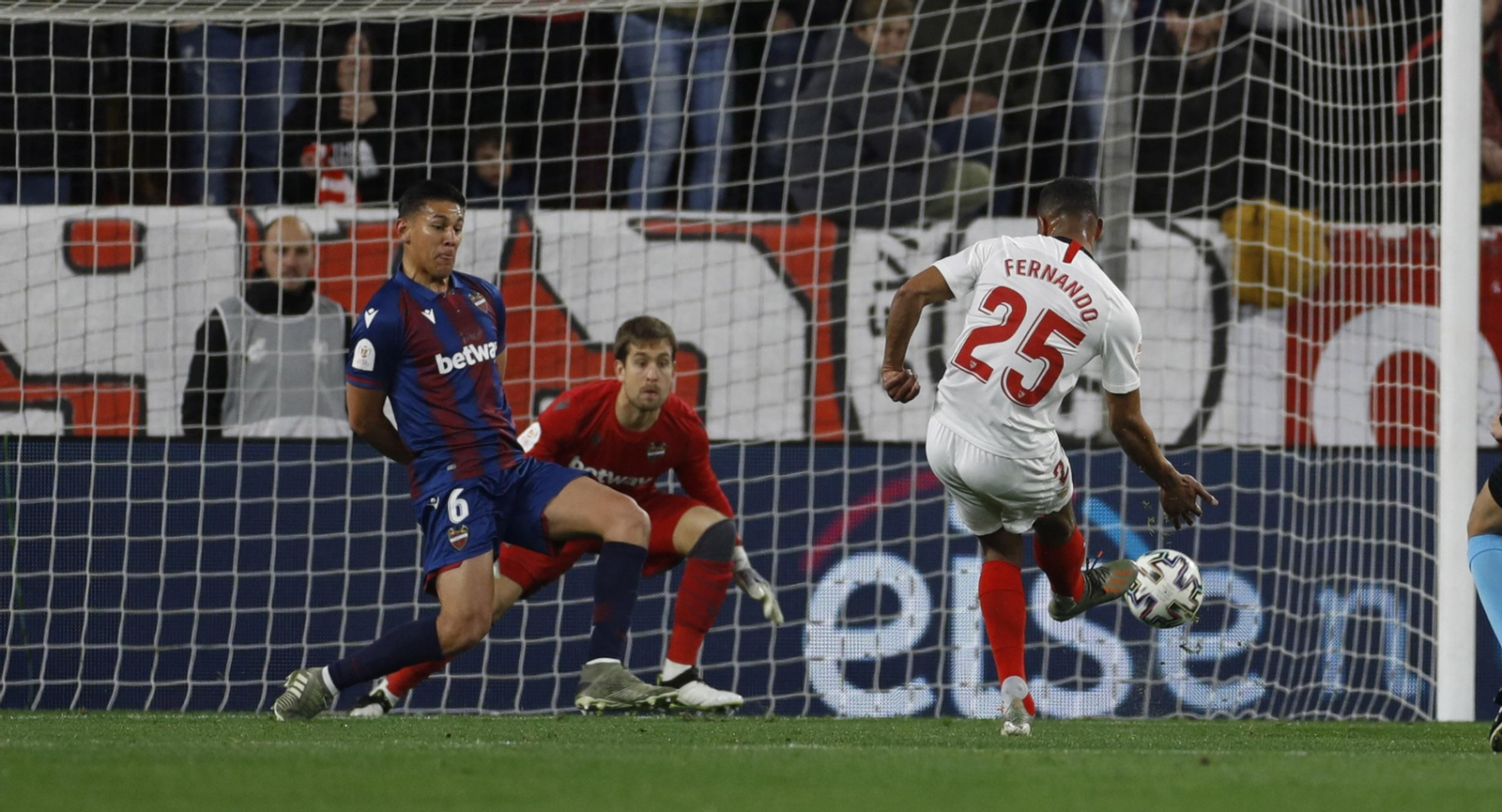 Gol del Sevilla. Fernando adelanta a los de Lopetegui (1-0)