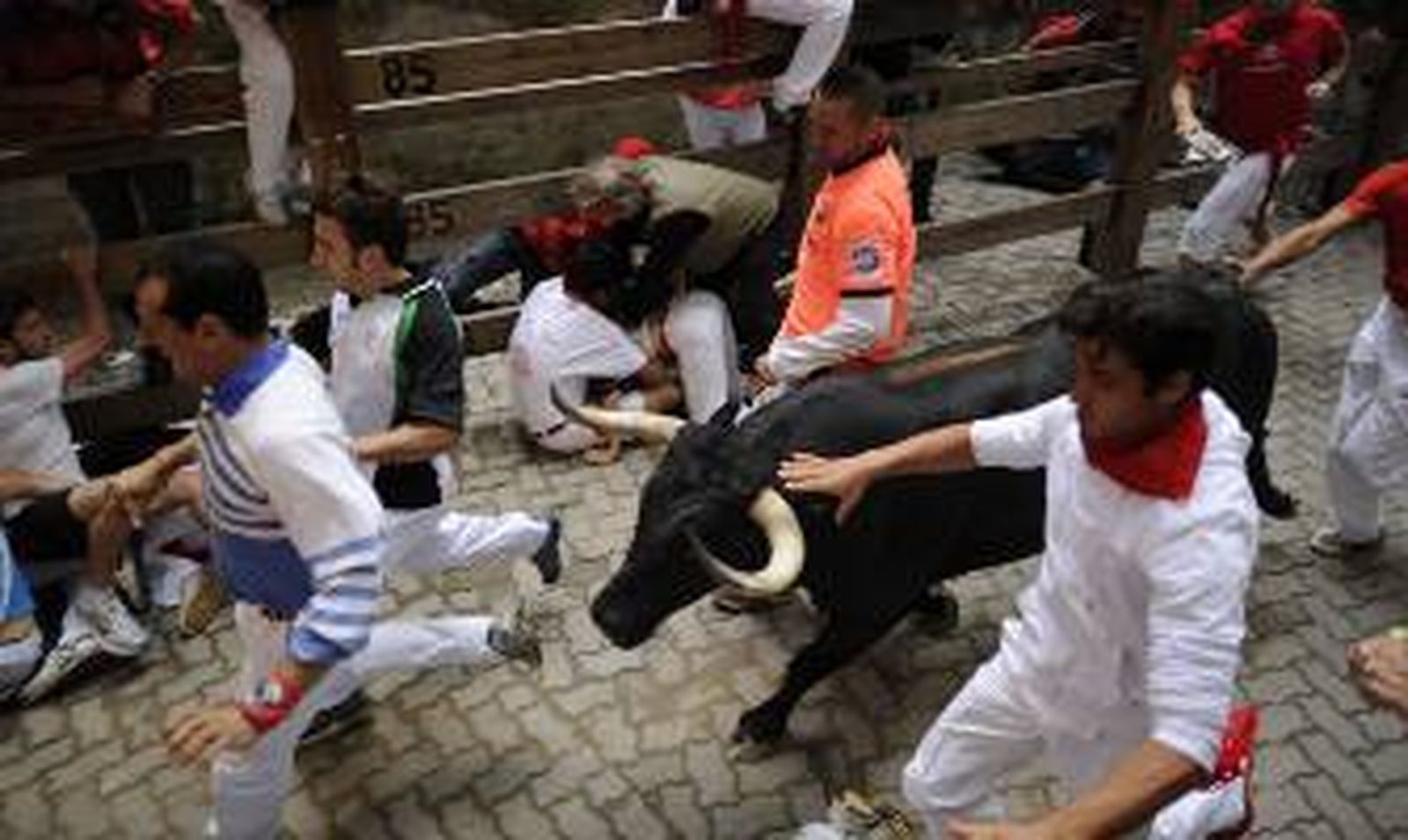 Un toro rezagado crea peligro en un largo tercer encierro con dos corneados