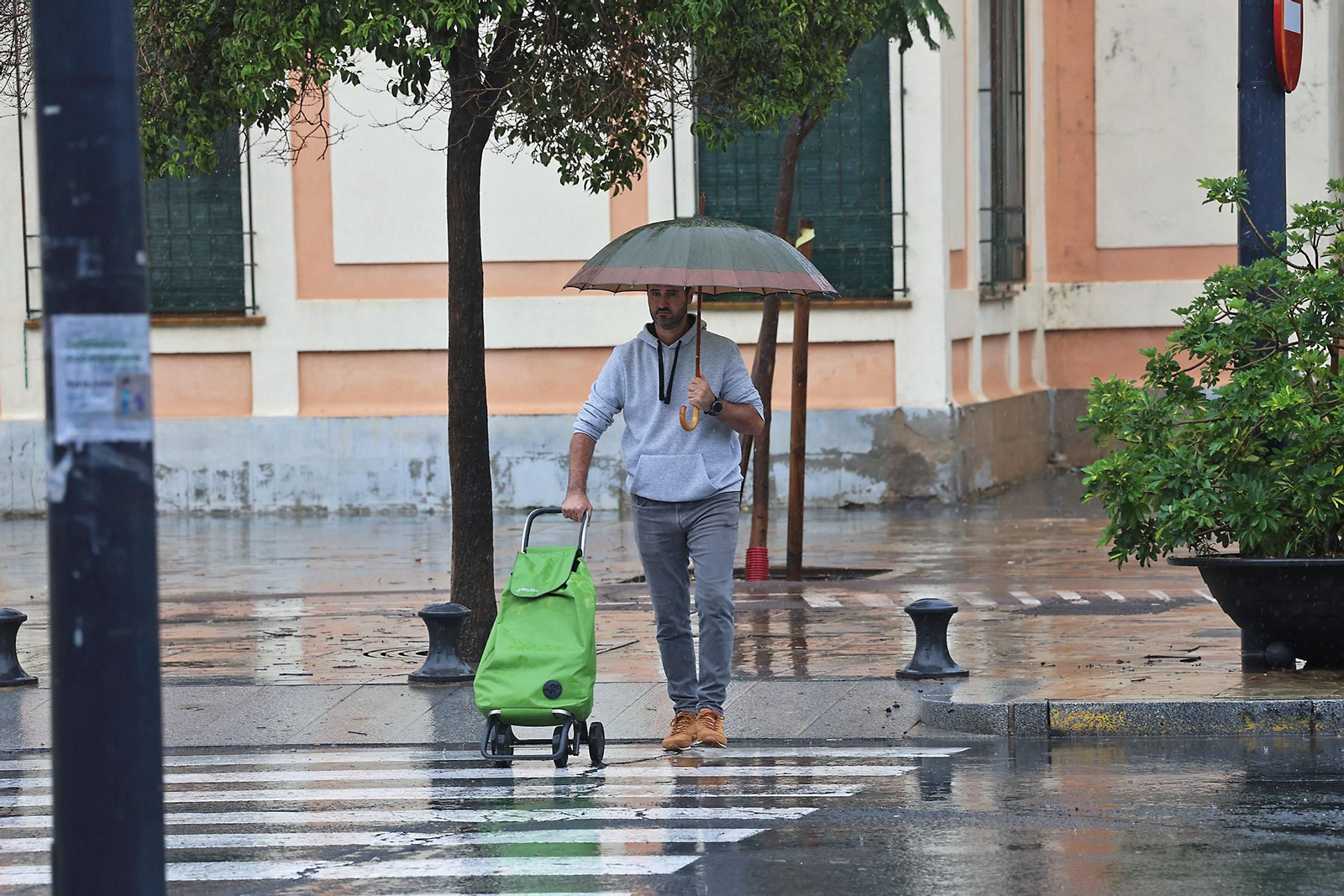 Imágenes de la lluviosa mañana de sábado en Huelva