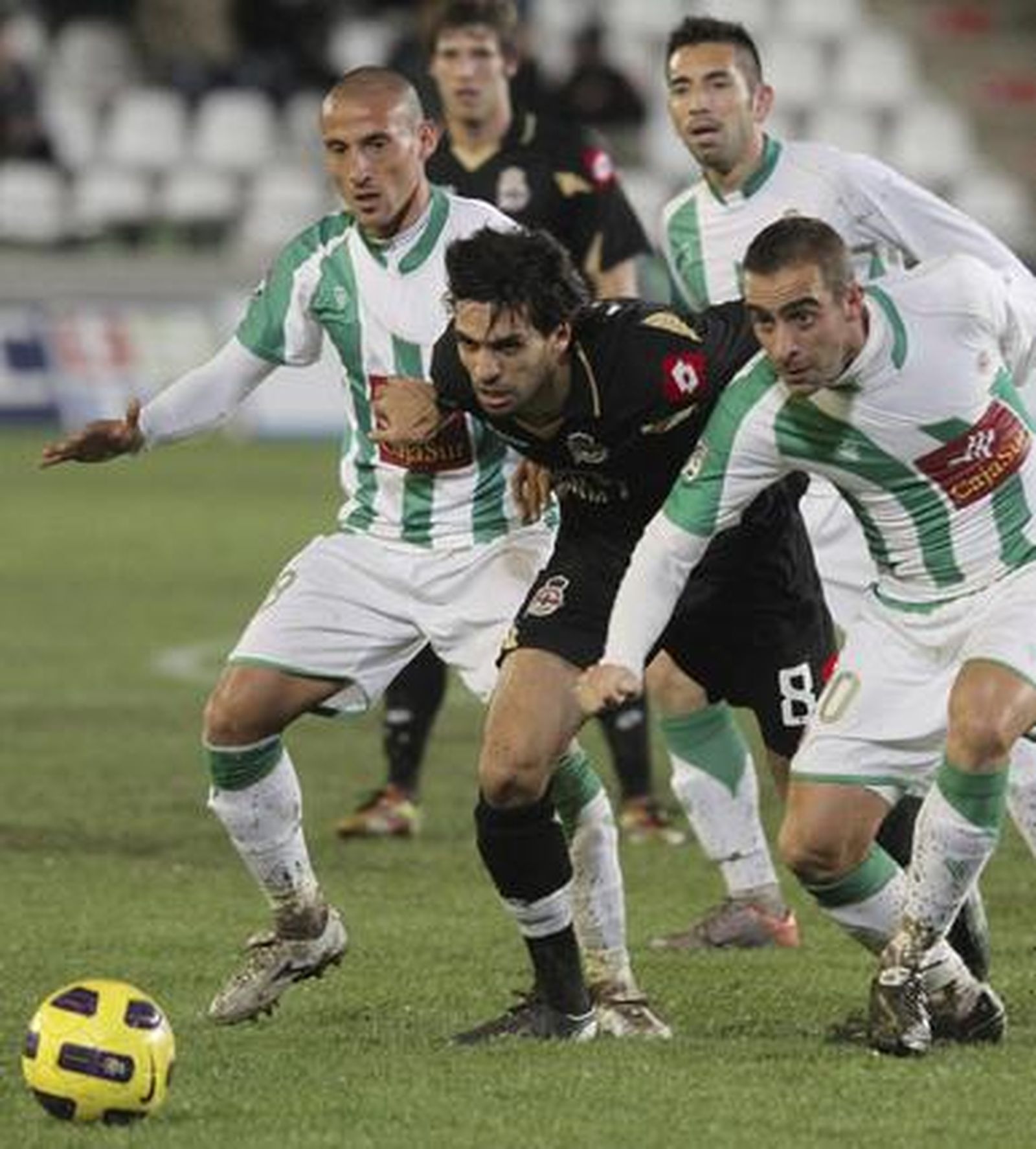 El Córdoba empata 1-1 en casa en la ida de los octavos de final de la Copa del Rey ante el Deportivo. / EFE