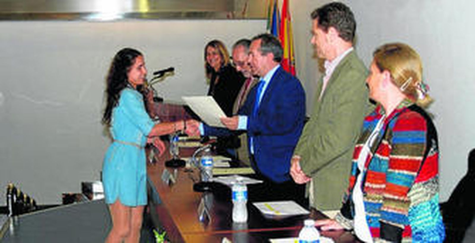 El director de la factoría de Palmones, Antonio Moreno, entrega una de las becas a una joven estudiante.