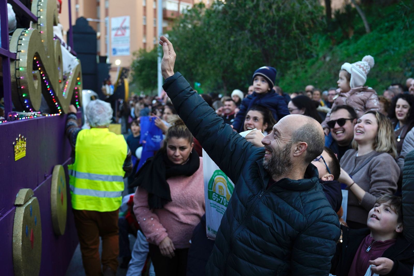 Búscate en las fotos de la cabalgata de Reyes Magos 2026 en Algeciras