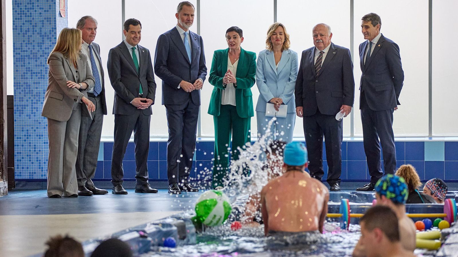 El Rey observa como los alumnos desarrollan una actividad en una piscina