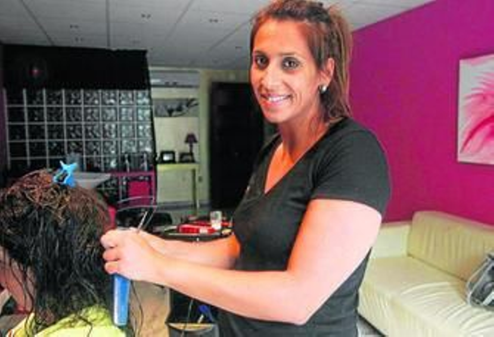 "Estoy muy contenta con mi peluquería y la clientela"