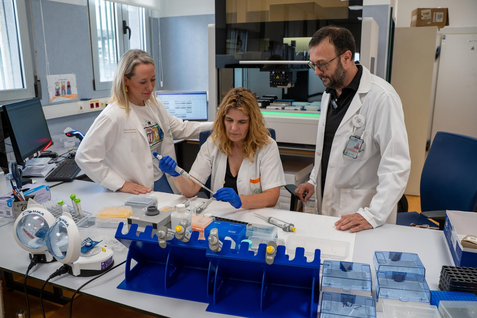 Responsables de laboratorio de Genética ante una muestra