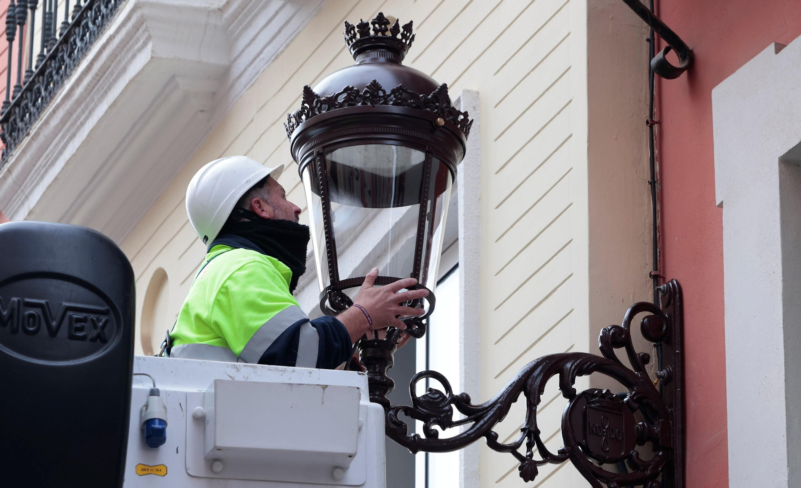 Las nuevas farolas que se instalan en el centro de Sevilla.