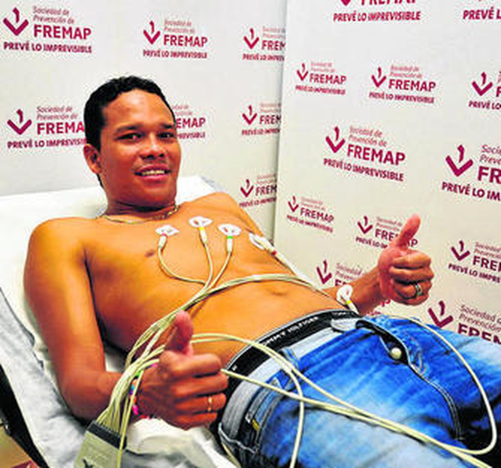 Bacca saluda mientras pasa el reconocimiento médico.
