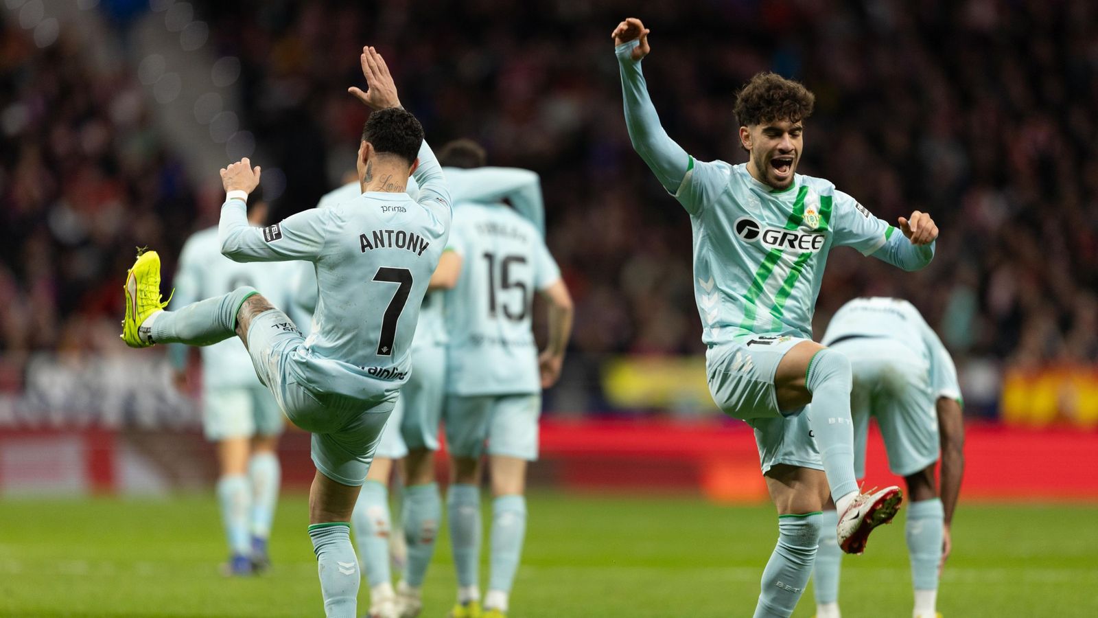 Antony celebra su gol con Abde.