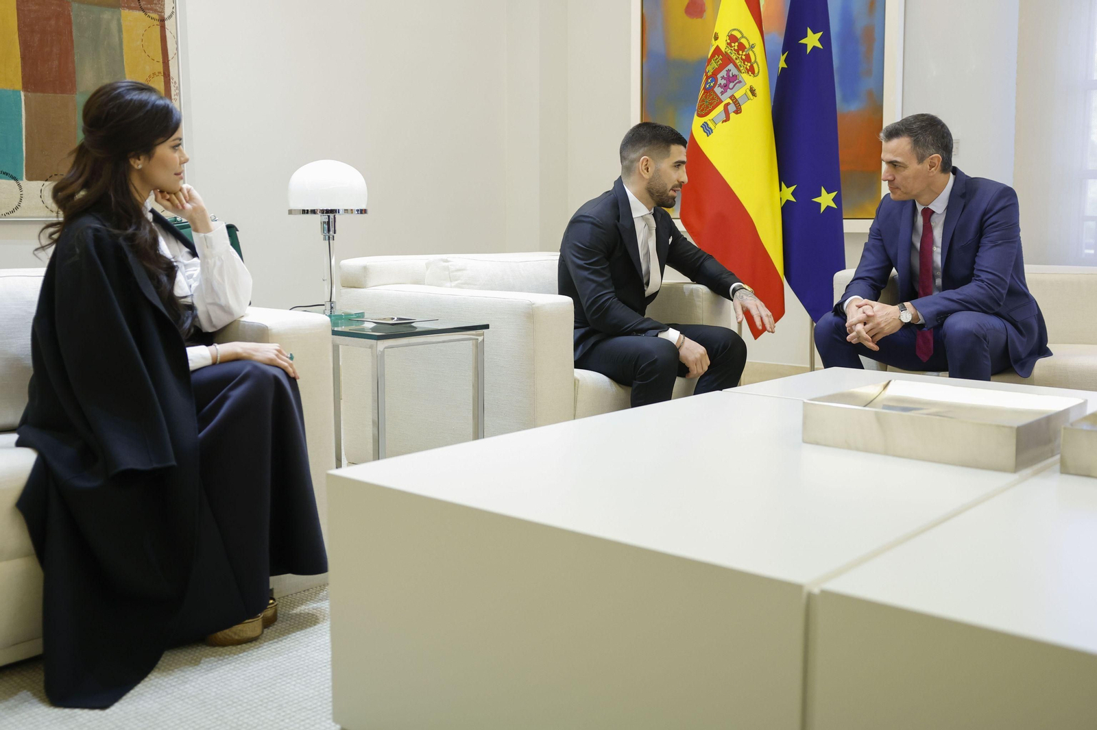 Las imágenes del recibimiento de Pedro Sánchez a Ilia Topuria en La Moncloa