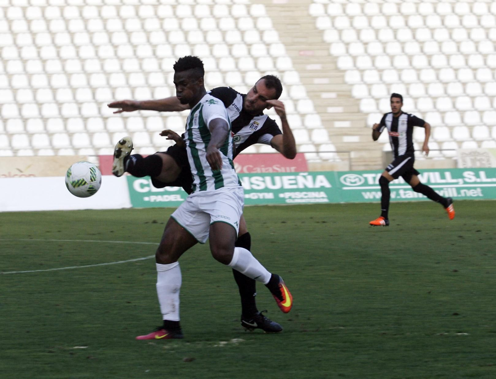 Moha Traoré pugna un balón contra un rival durante un encuentro de esta temporada.