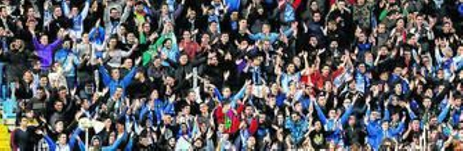 La afición malaguista anima durante un partido reciente.