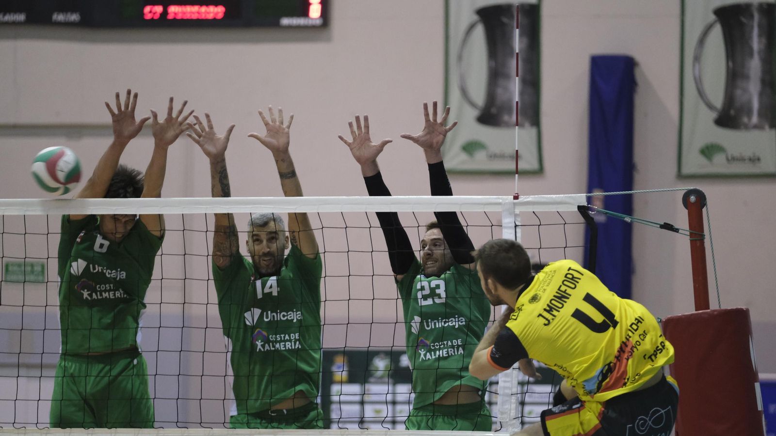 Una acción del encuentro de la primera vuelta disputado en tierras almerienses.