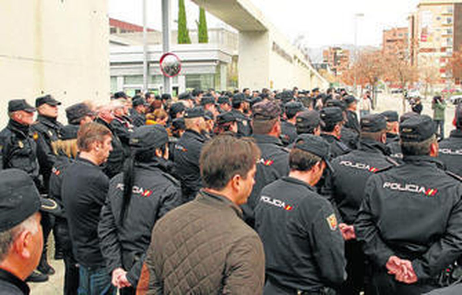 Decenas de policías de la Comisaría del Distrito Norte despidieron ayer a su compañero Jorge García.