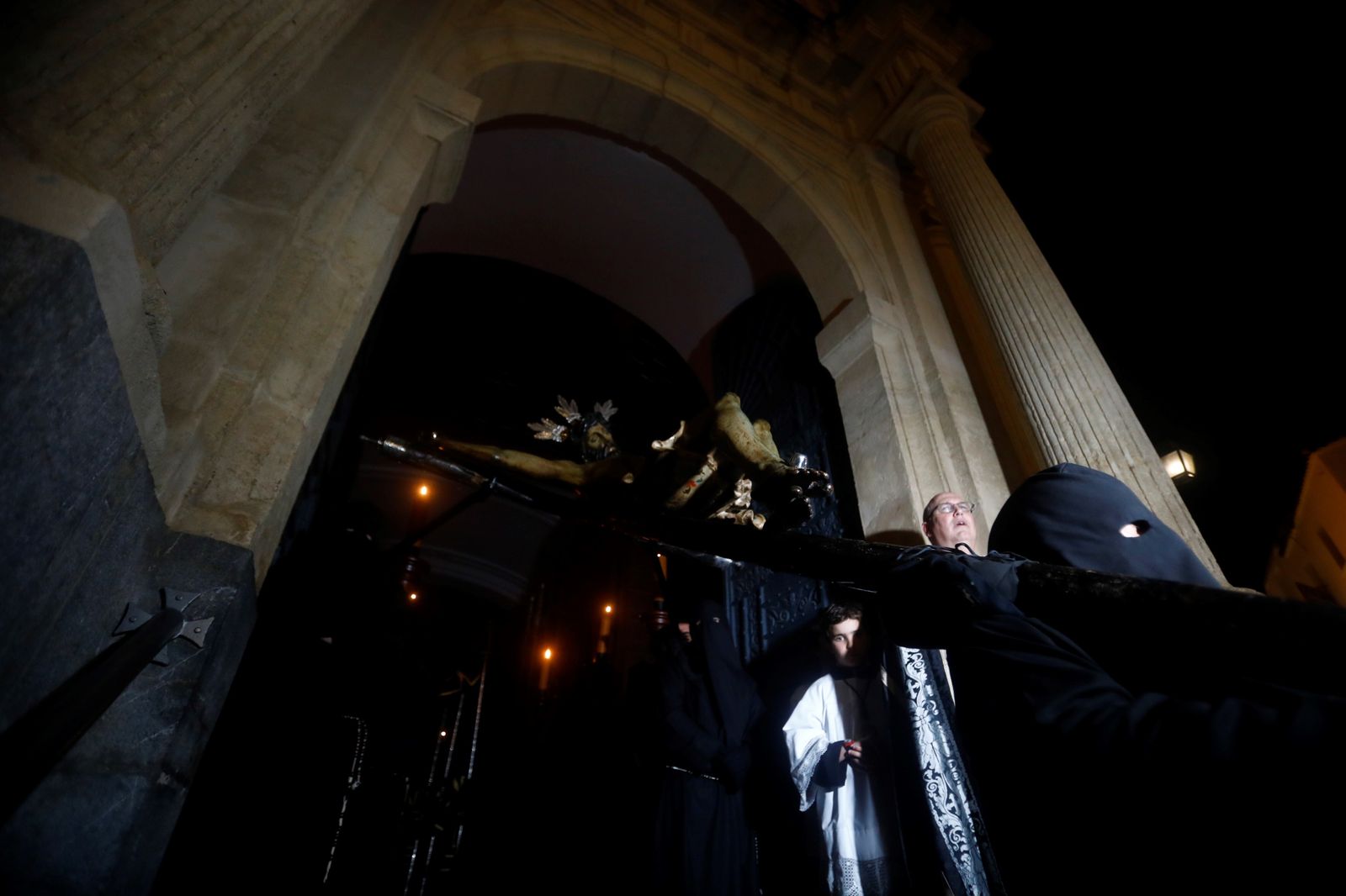 Las imágenes de la procesión del Vía Crucis de Córdoba este Lunes Santo