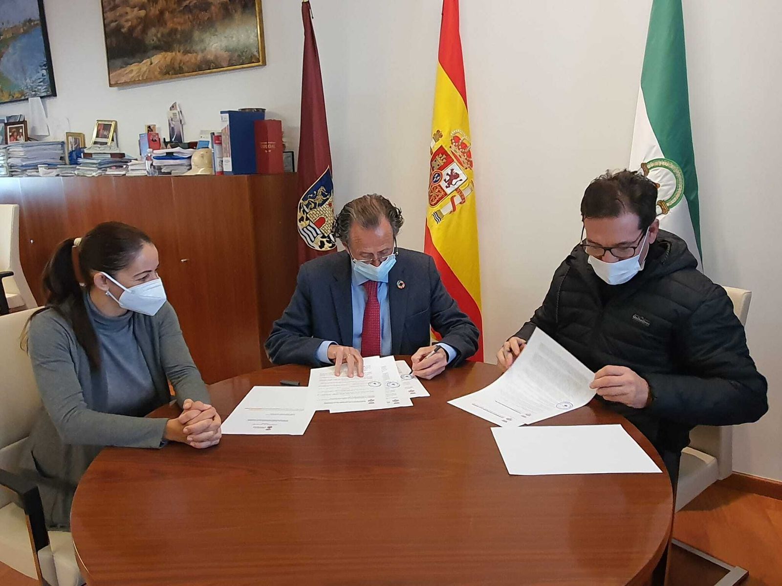 Acto de la firma del acuerdo entre el Consistorio y AISE, con el alcalde y los representantes de esta entidad como protagonistas.