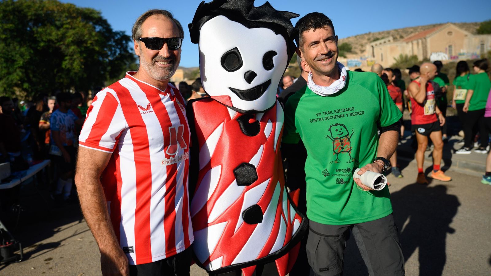 El concejal Antonio Jesús Casimiro ataviado con la camiseta de la UD Almería antes de la prueba.