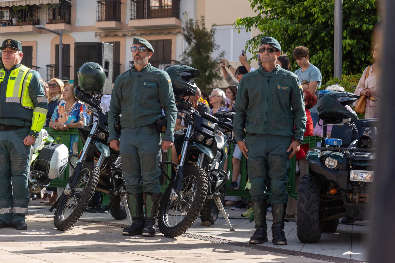 Imágenes del desfile de la Guardia Civil en el Día de la Hispanidad y de su patrona en la Plaza de La Merced