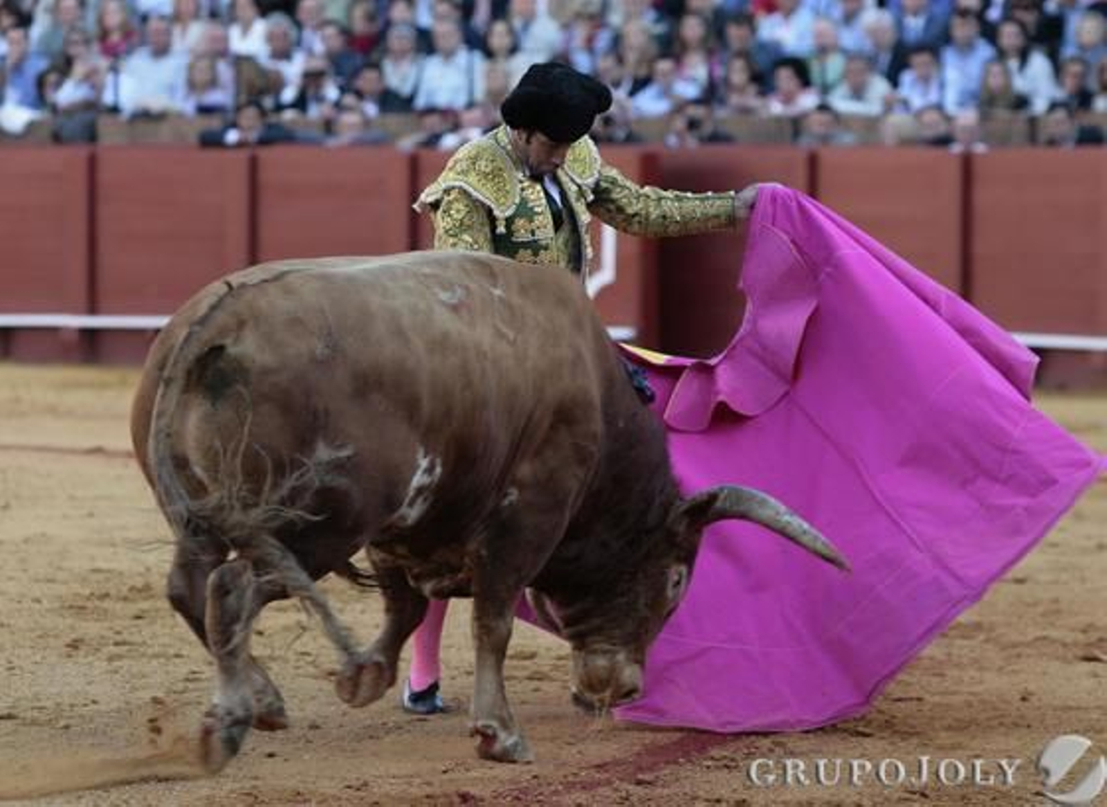 Juan Mora con el cuarto astado.

Foto: Juan Carlos Munoz