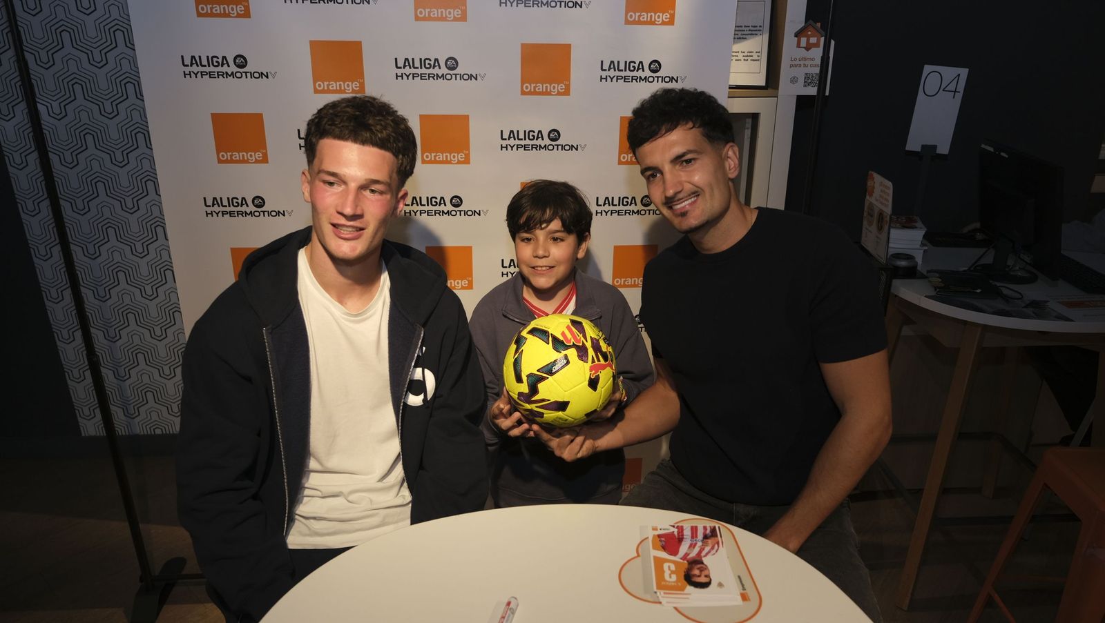 Búscate en las fotos de la firma de los jugadores de la U.D. Almería en la tienda Orange