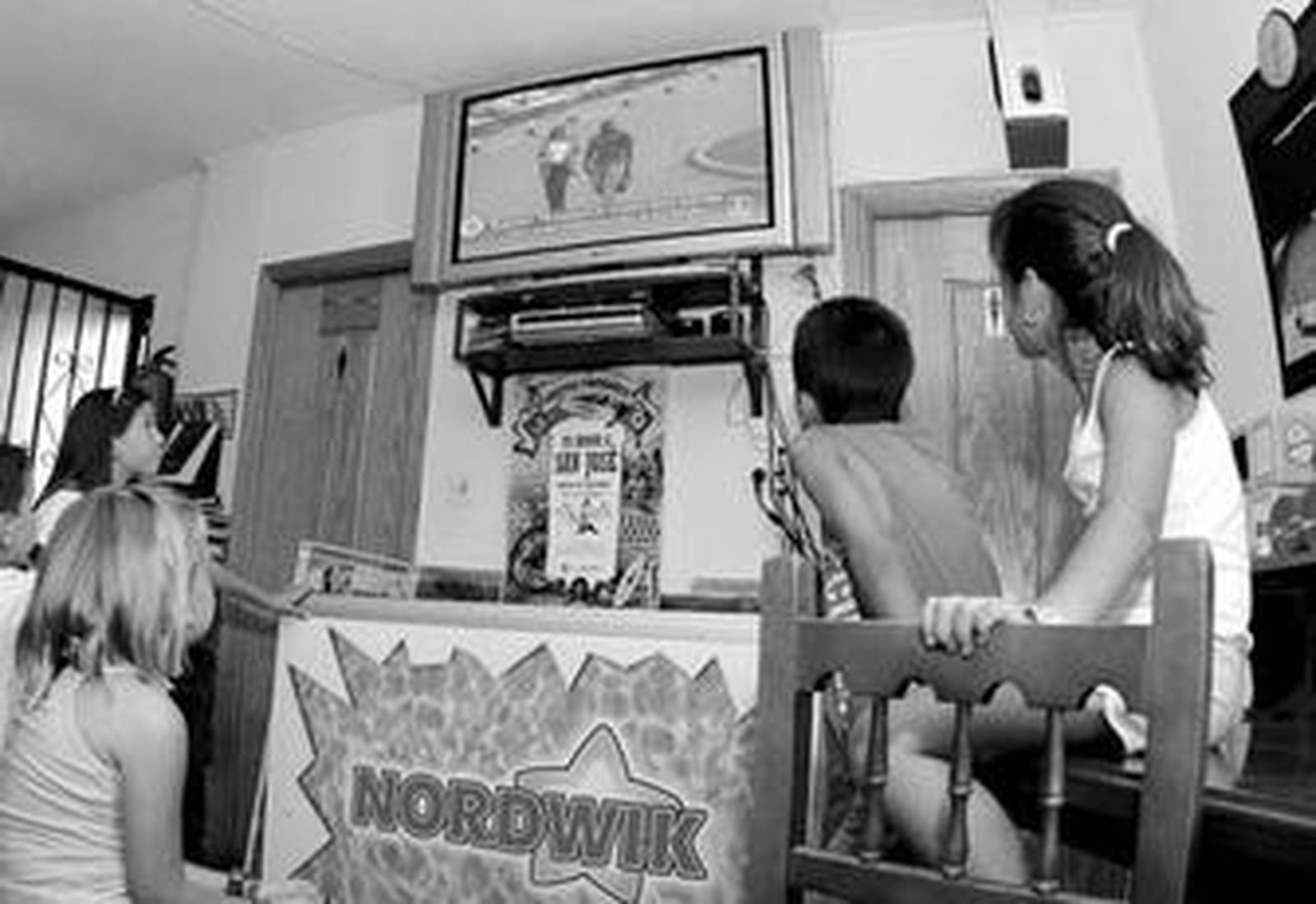 La televisión emitió pornografía en horario infantil.