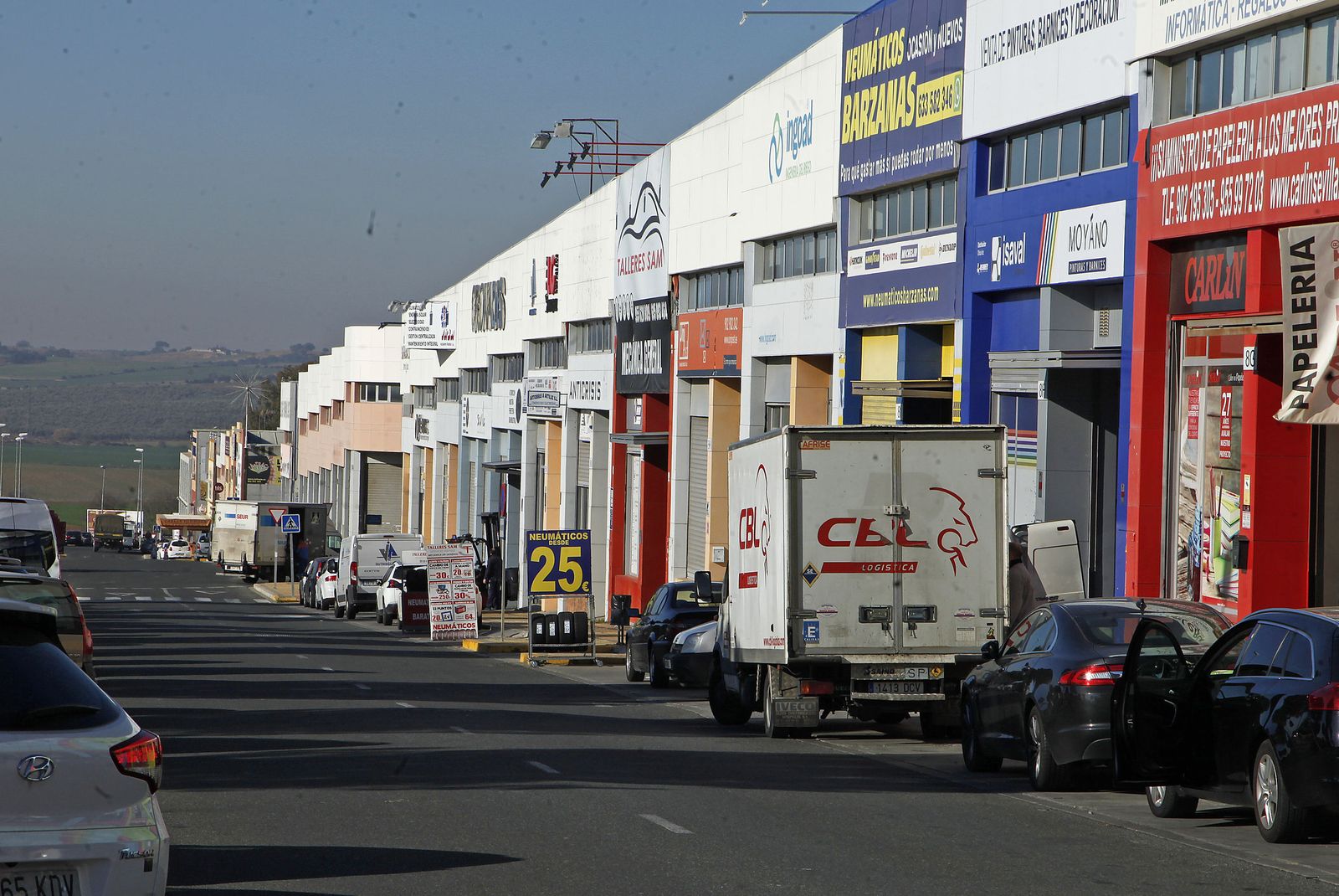 Una calle de un polígono industrial de Alcalá de Guadaíra.