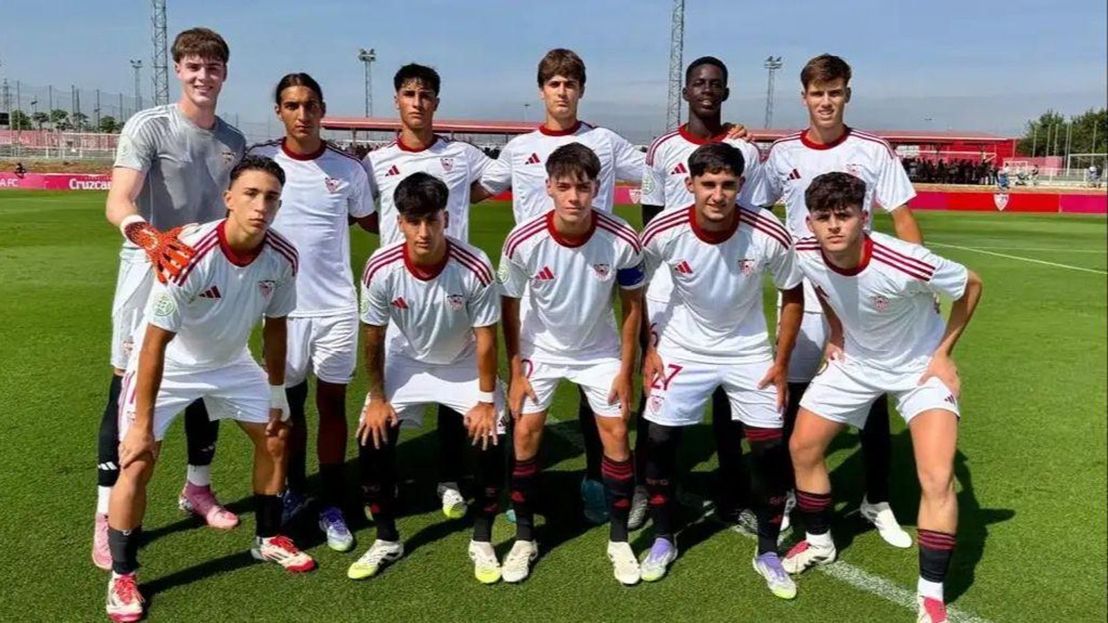 Los jugadores del Sevilla C antes de comenzar un encuentro esta temporada