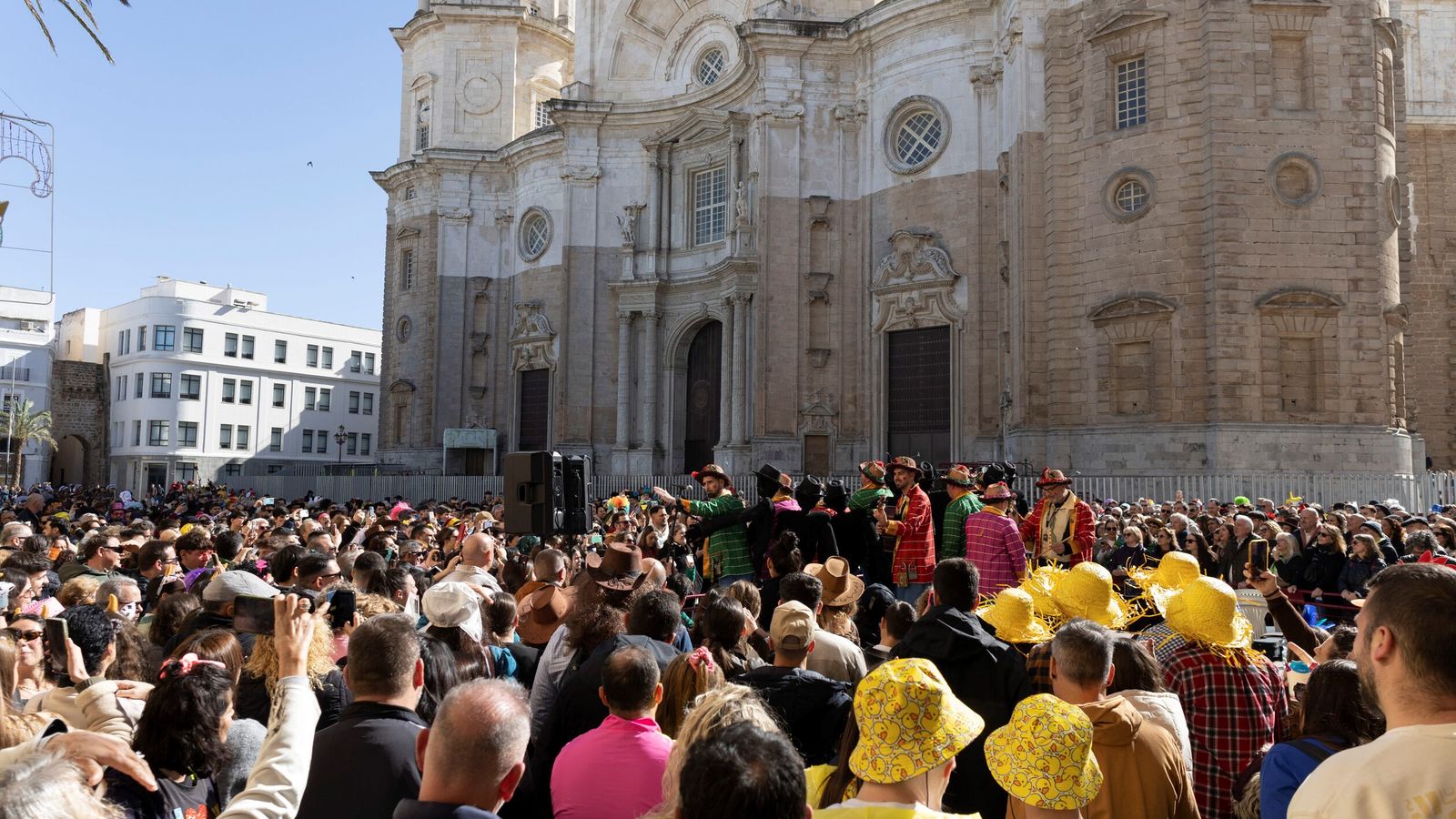 Ambiente del carnaval de la calle en Cádiz