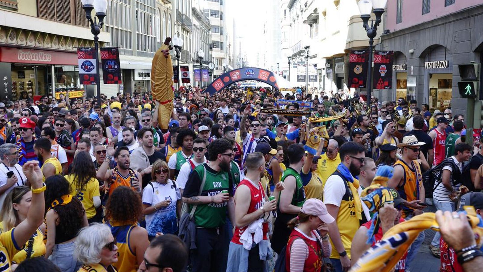 La gran fiesta de las aficiones en la Copa: Miles de personas toman las calles de Las Palmas