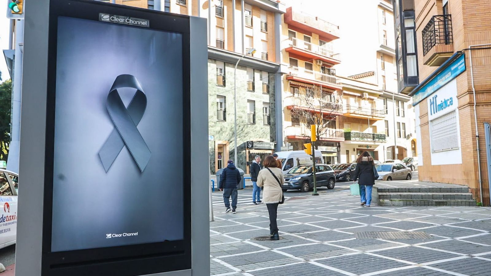 Crespón negro en la ciudad.