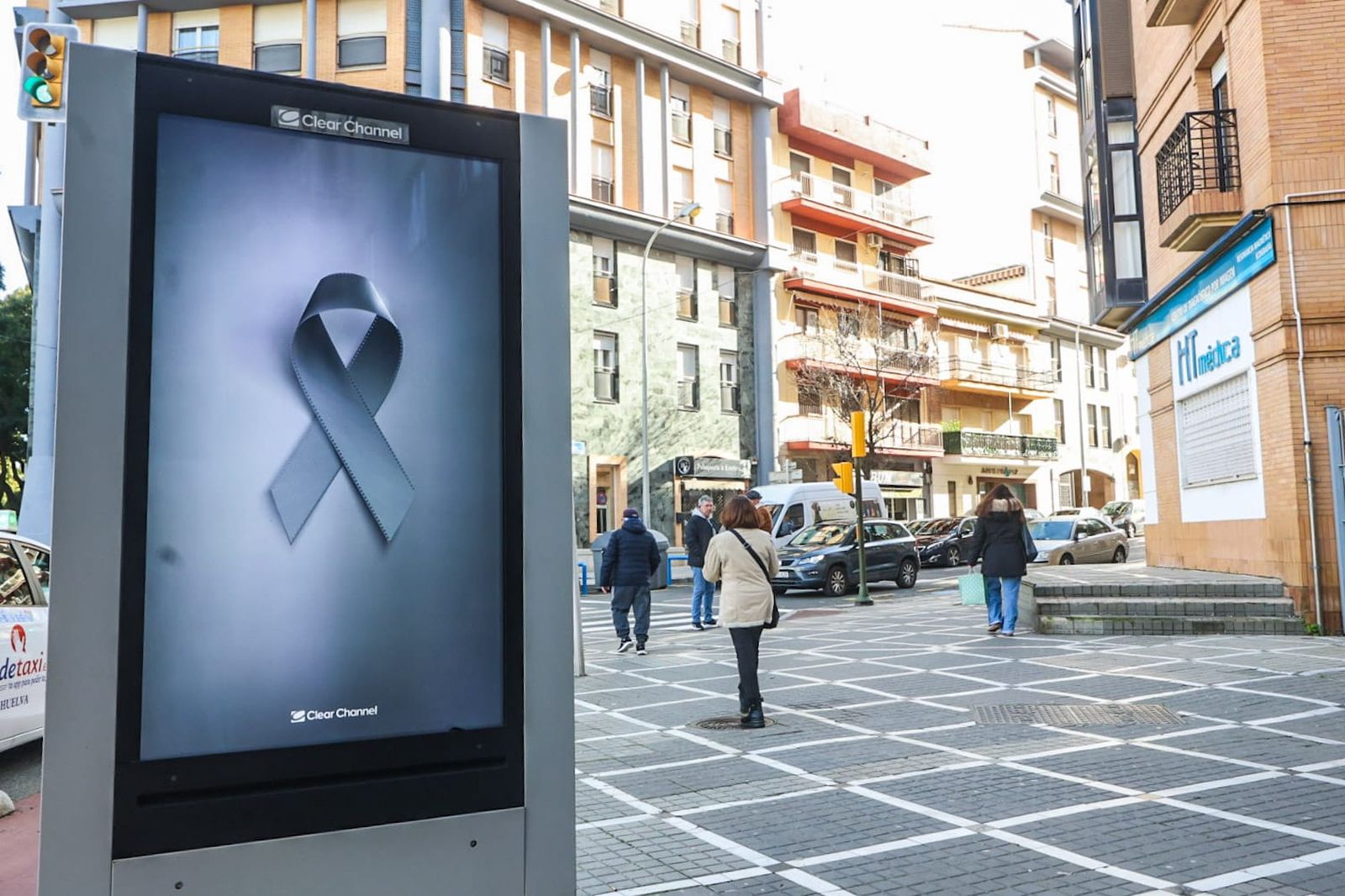 Crespón negro en la ciudad.