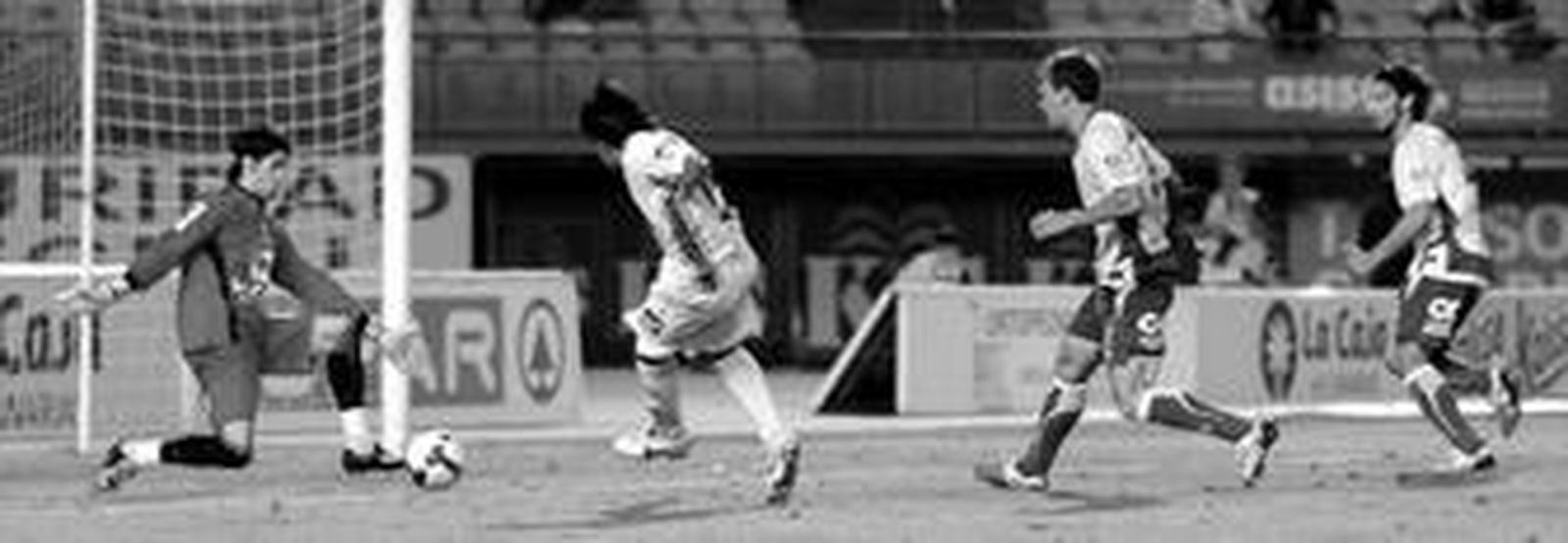 1. Brian Sarmiento, en el momento de fusilar a Santamaría y marcar el tercer gol del Deportivo. 2. Jesús Mendoza, el gran capitán, dejó patente su alegría por el triunfo. 3. A falta de presidente, bueno es el presidente de honor: Rafa Verdú ostentó la representación xerecista en el palco del Gran Canaria. 4. Mario Bermejo levanta los brazos en pleno salto pidiendo falta mientras Juanpa escurre el bulto y se agacha. 5. Queco pide tranquilidad al banquillo xerecista mientras Brian Sarmiento se prepara para salir al campo. 6. Álex Bergantiños, novedad en la alineación inicial de Esteban, tratando de quebrar a Miguel García. 7. Mendoza, capitán del Deportivo, avanza por la banda mientras un futbolista amarillo trata de mantener la verticalidad. 	Fotos: MÍKEL