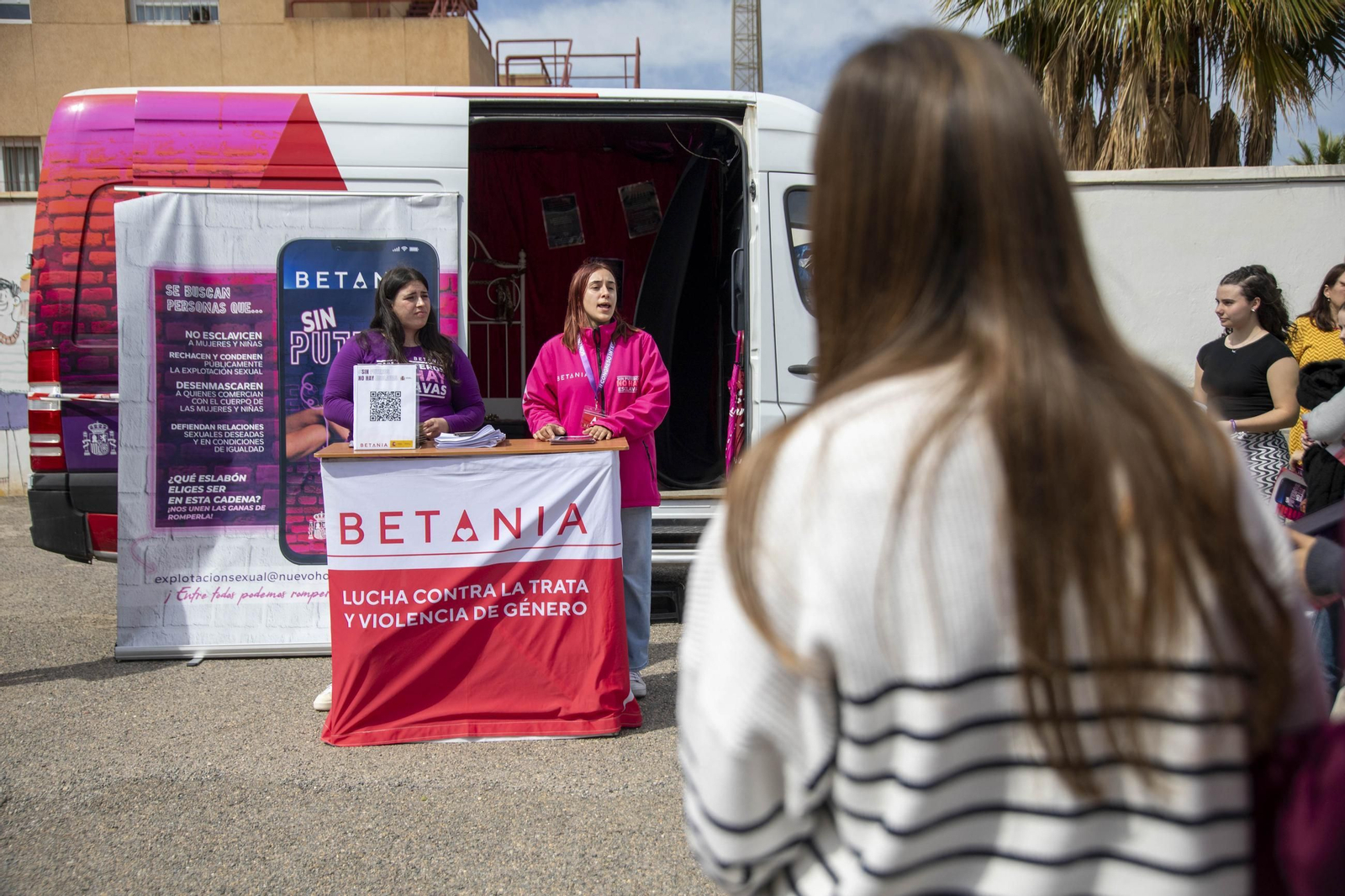 Sensibilización sobre la trata de mujeres en el IES Maestro Padilla de Almería, en imágenes