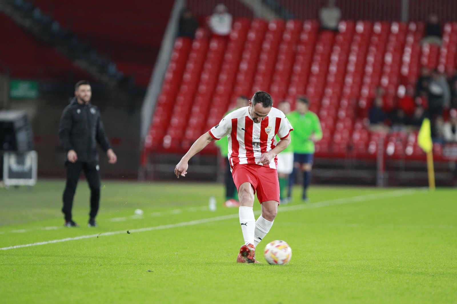 Imágenes del partido homenaje al 'eterno' capitán de la U.D. Almería, José Ortiz