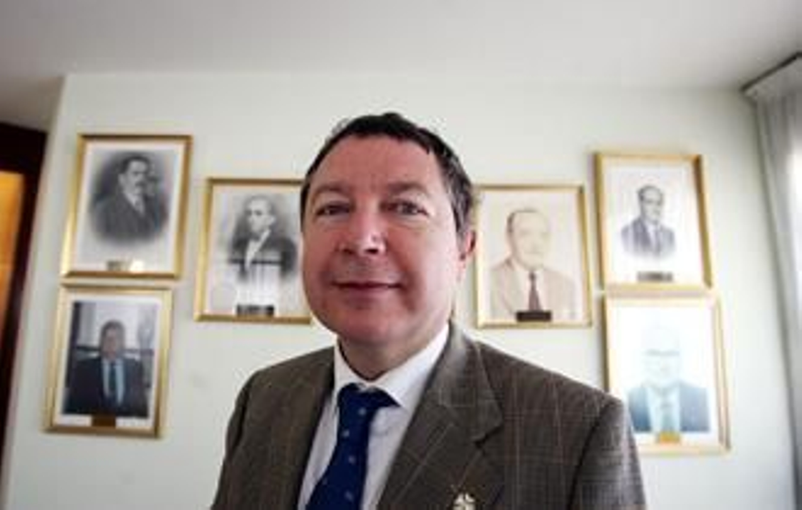 "La plétora de profesionales y la crisis afectan al sector de la odontología"